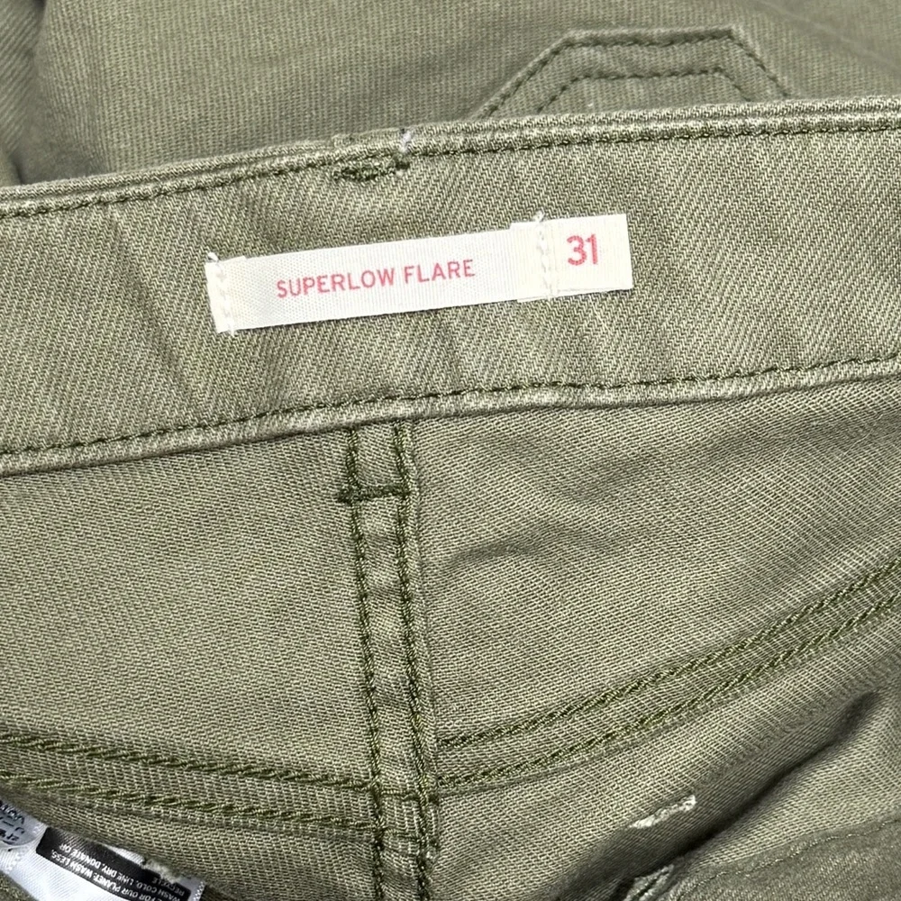 {Levi's} 